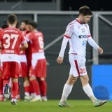 Deception du milieu valaisan Liam Chipperfield apres le deuxieme but des bernois lors de la rencontre de football de Challenge League entre FC Sion et FC Thun le vendredi 15 mars 2024 au stade de Tourbillon a Sion. (KEYSTONE/Jean-Christophe Bott)